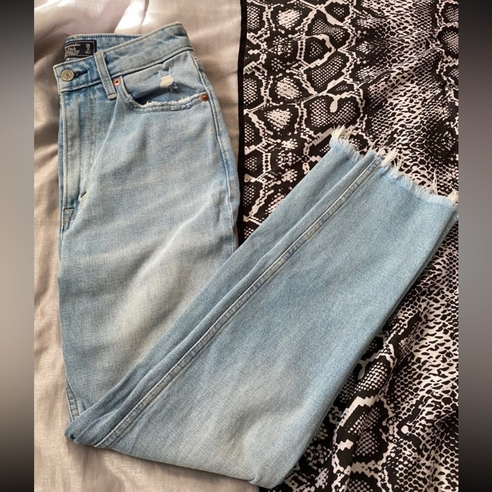 Abercrombie & Fitch Zoe’s Natural Rise Jeans 4R
